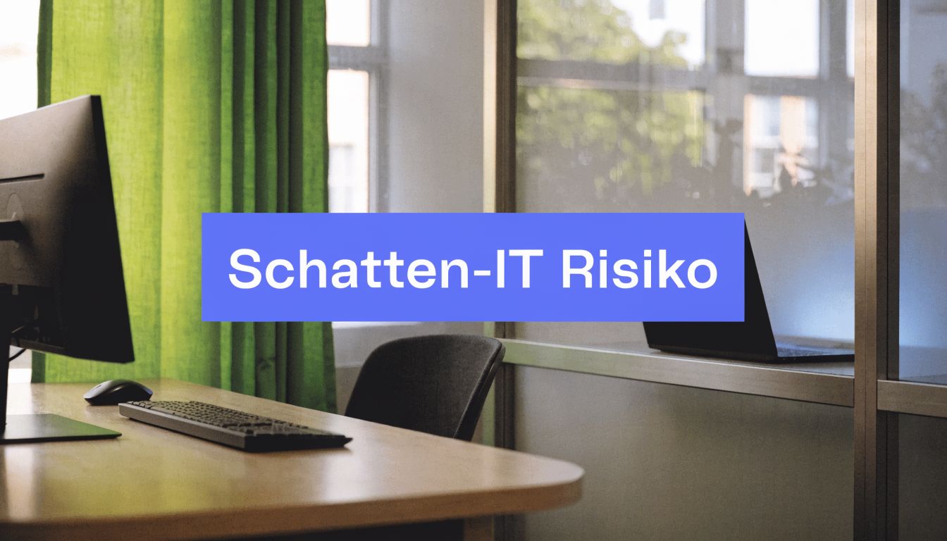 Ein Büroarbeitsplatz mit Monitor und Tastatur sowie ein Textfeld mit der Aufschrift Schatten-IT Risiko.