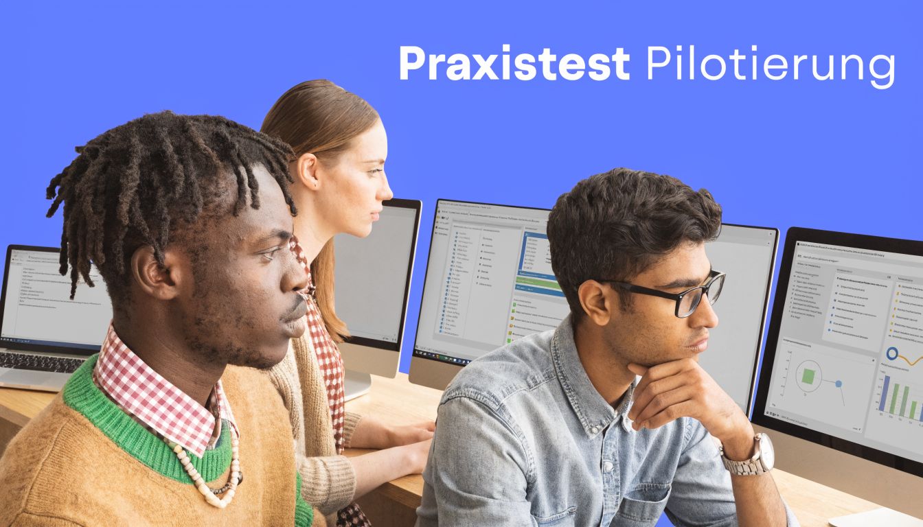 Drei junge Menschen arbeiten konzentriert an Computern während einer Software-Einführung in einer modernen Büroumgebung.