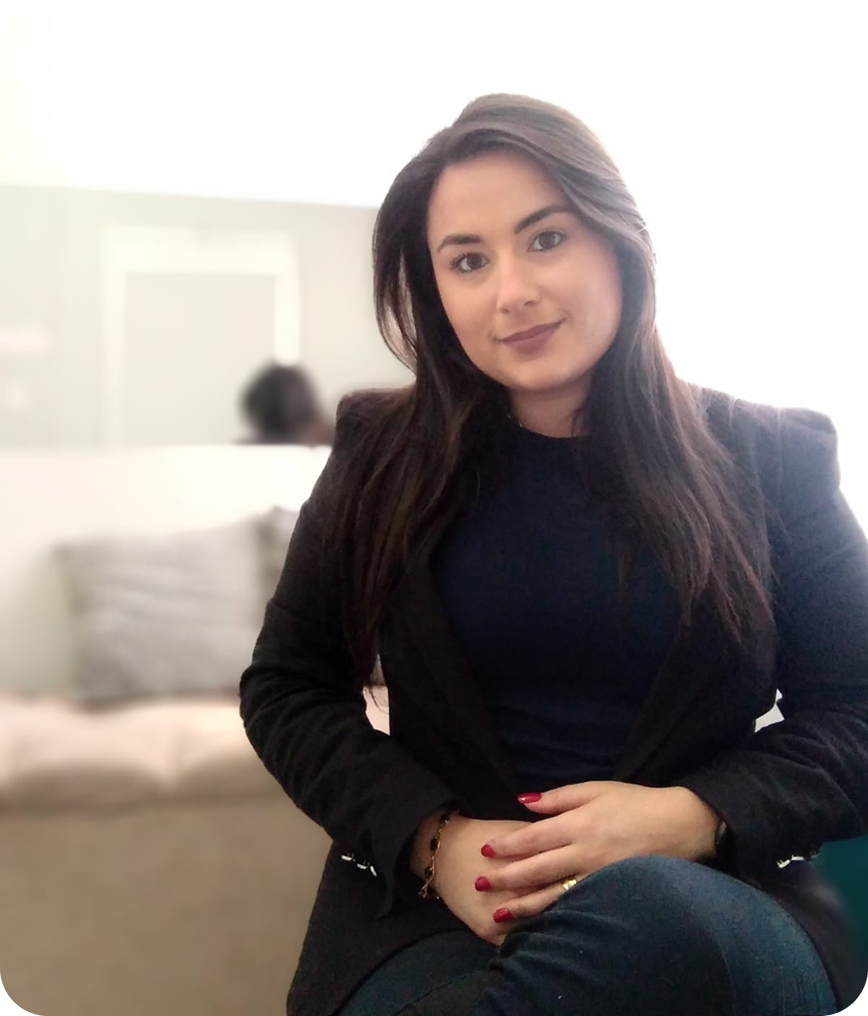 Psicóloga Joseane Flores sorrindo, atendimento online com escuta acolhedora