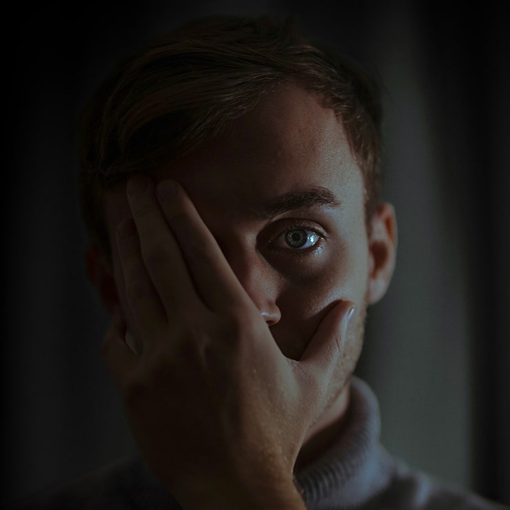 Pessoa em dúvida sobre seu valor pessoal, refletindo a síndrome do impostor