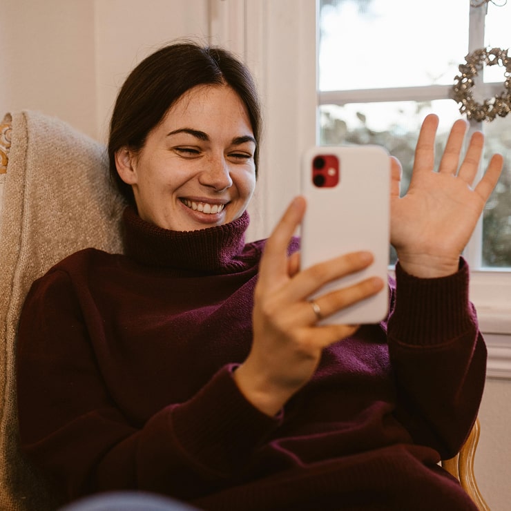 Psicóloga explicando como funciona a terapia online com TCC