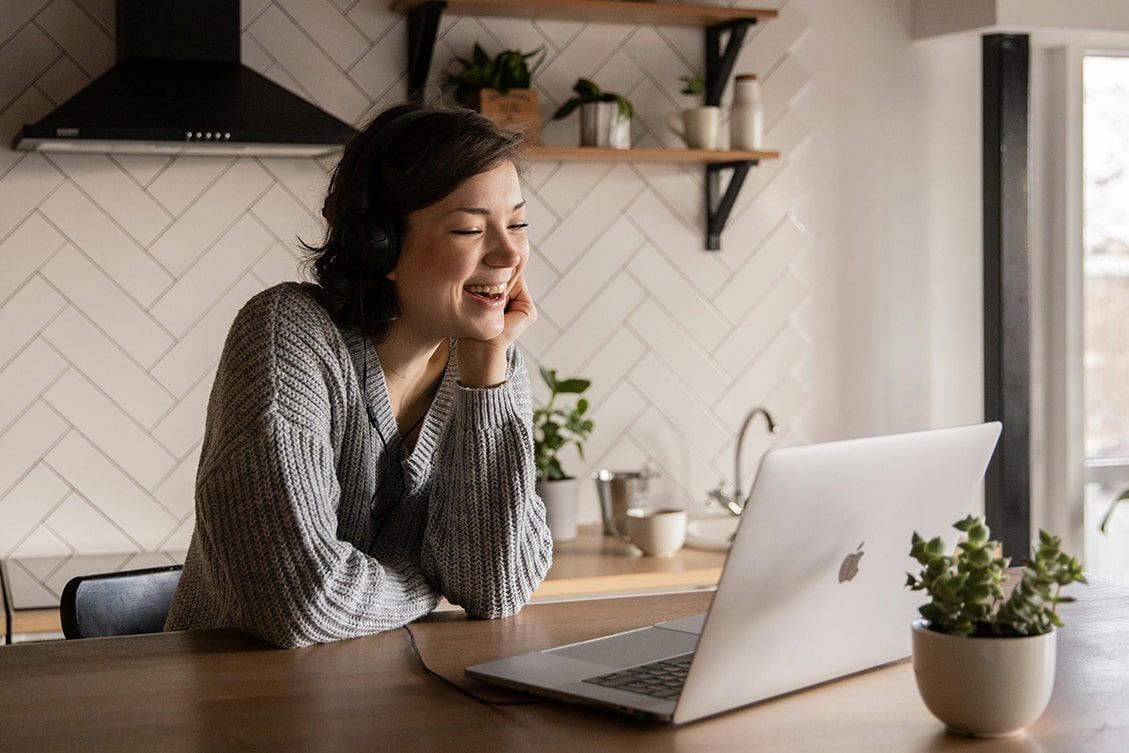 Imagem representando um atendimento online com escuta acolhedora