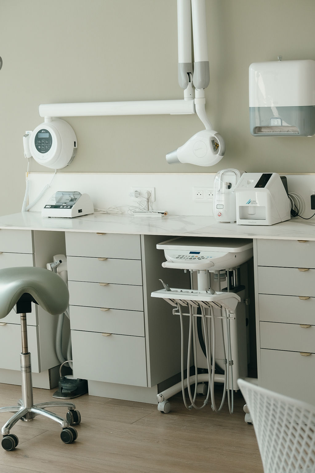 Equipement de la salle de consultation pour les soins dentaire de base.