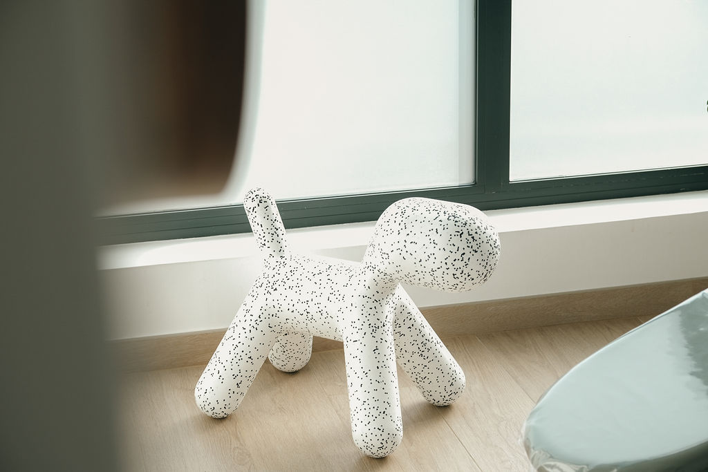 Chien décartif qui sert aussi de jeu pour enfant, pour les divertir lors s'une consultation dentaire.