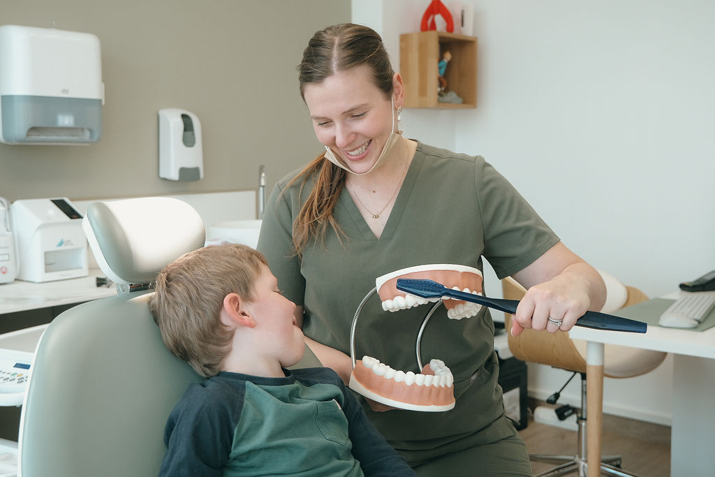 Demonstration du brossage des dents à un enfant, un geste indispensable à la bonne santé des dents.