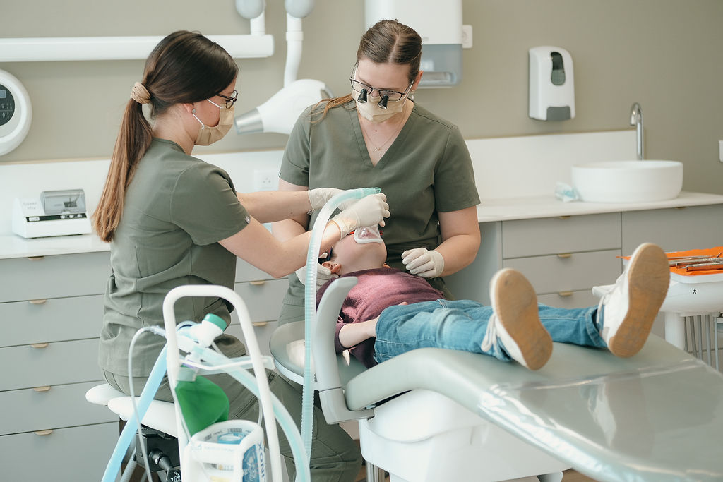 Endormisement d'un enfant grâce au MEOPA, pour réduire la douleur lors des traitements dentaires.