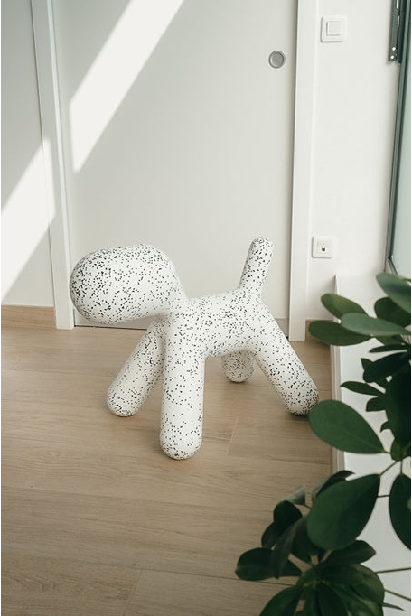 Décoration du cabinet, qui sert également de jeu pour enfant.