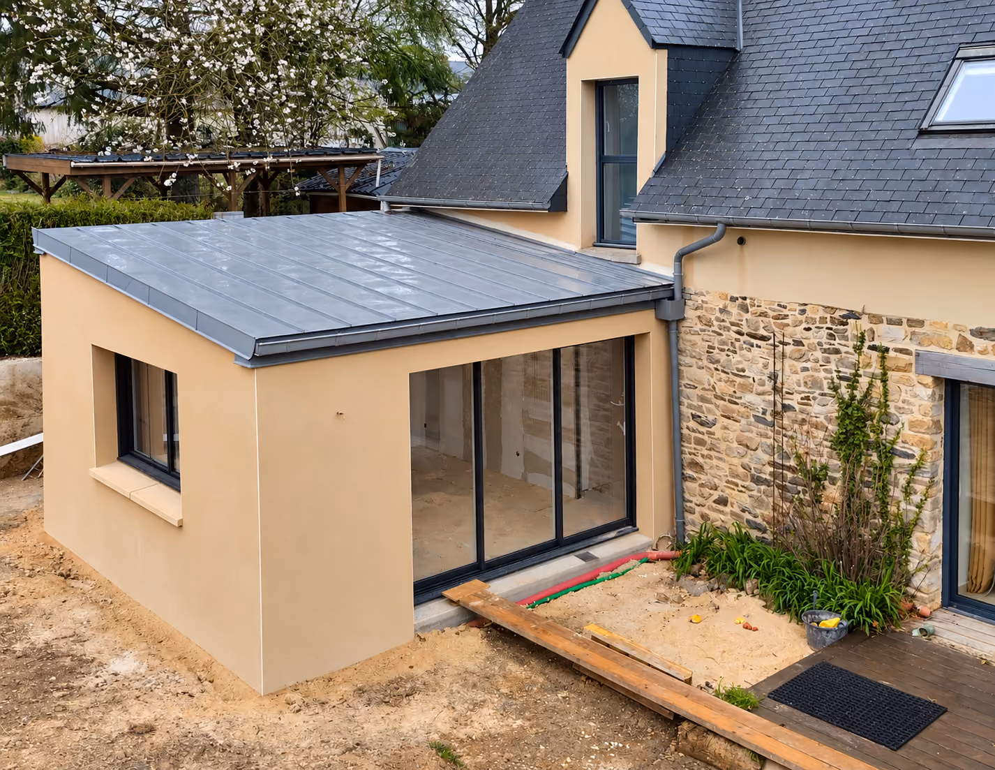 Extension de maison couverte en zinc par les couvreurs d’Avenir Eco, près de Rennes