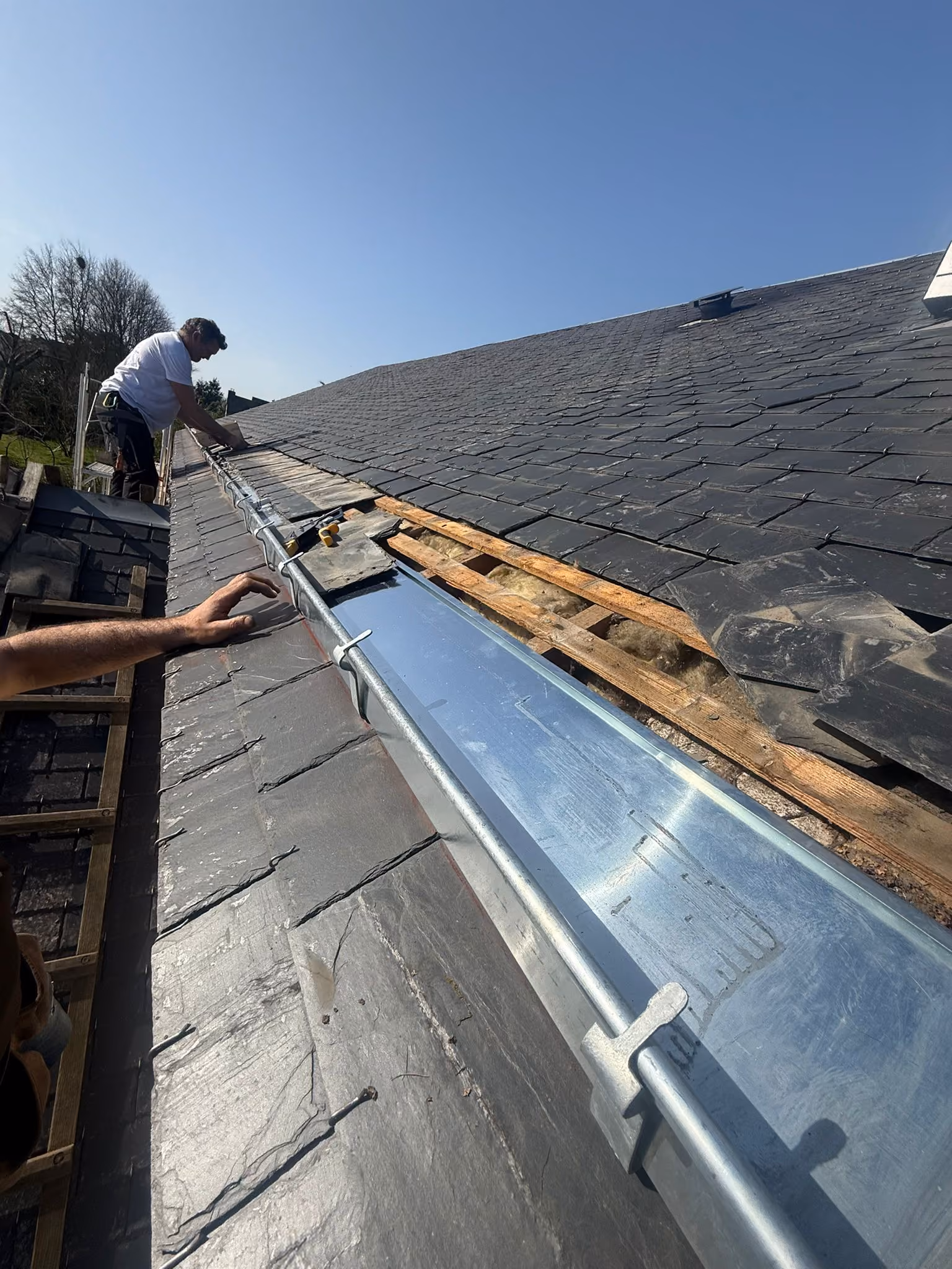 Couvreur d’Avenir Eco Couverture en réparation sur une toiture en ardoise près de Rennes
