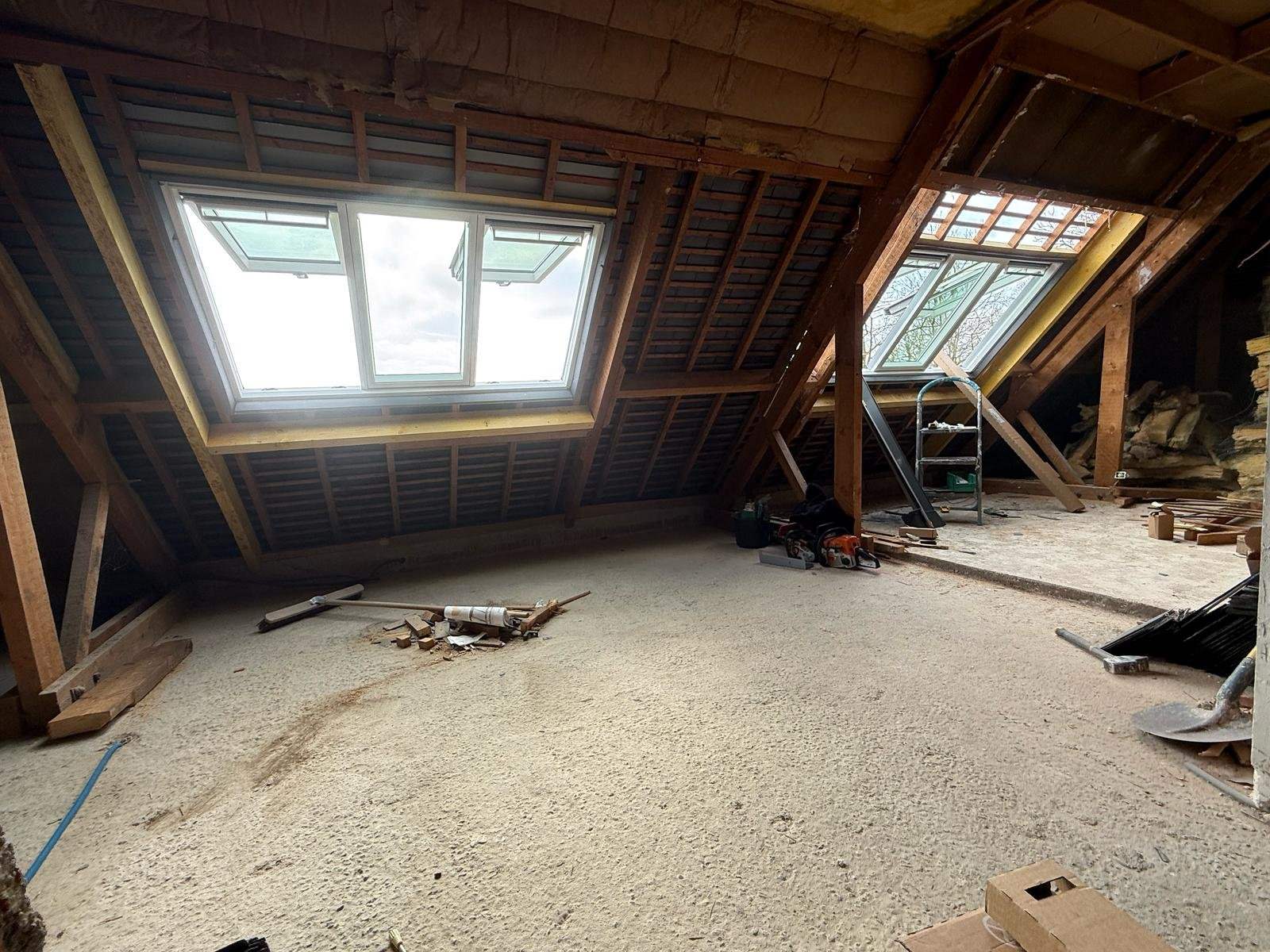 Combles lumineux après remplacement de fenêtres de toit VELUX