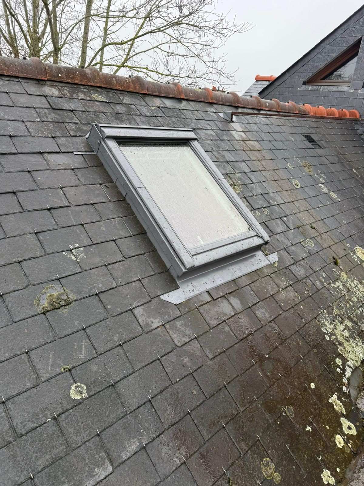 Raccord d’étanchéité neuf d’une fenêtre de toit VELUX sur une couverture ardoise à Rennes