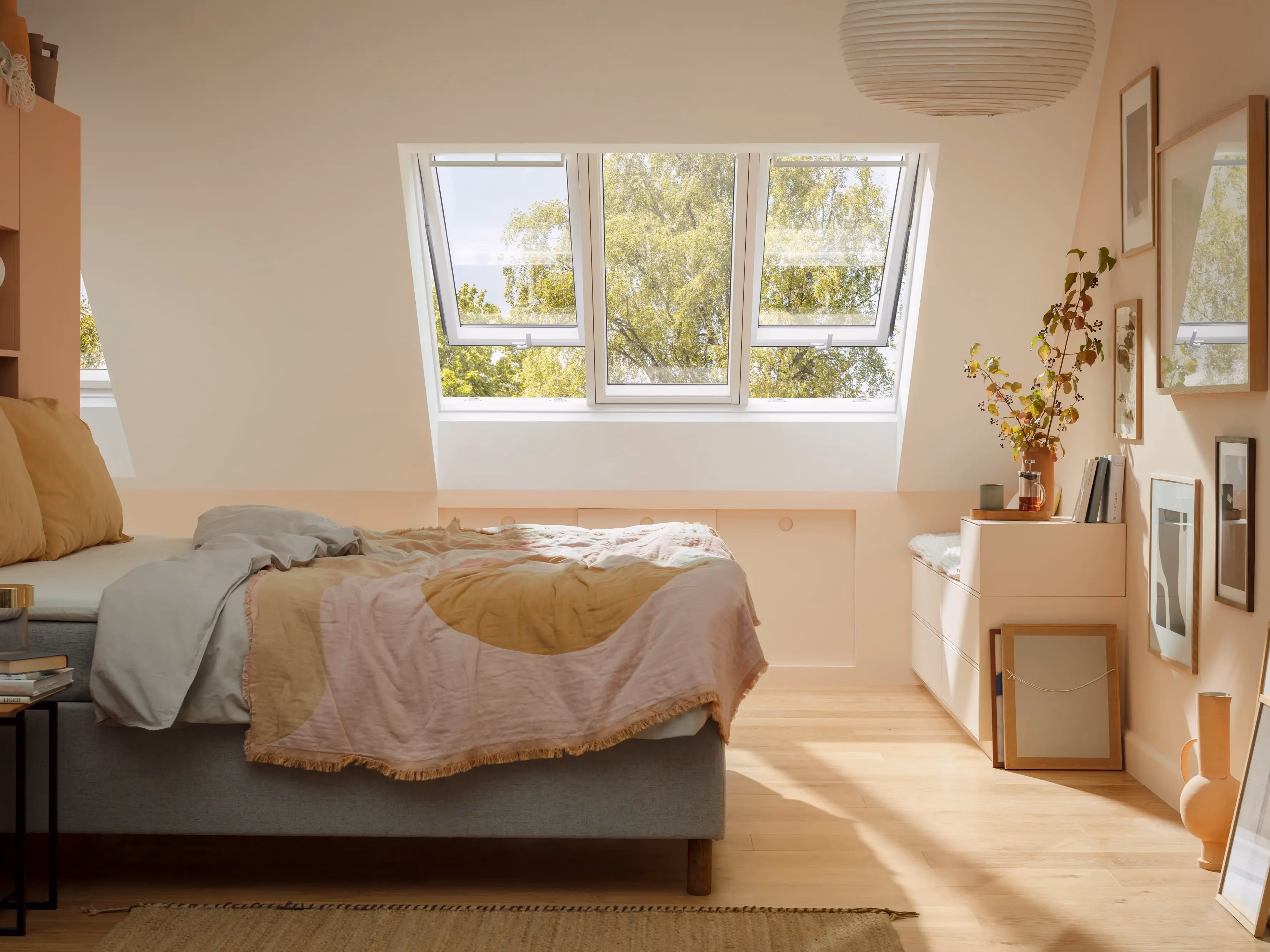Chambre sous combles éclairée par trois fenêtres de toit VELUX jumelées — pose et remplacement de Velux à Rennes par Avenir Eco Couverture