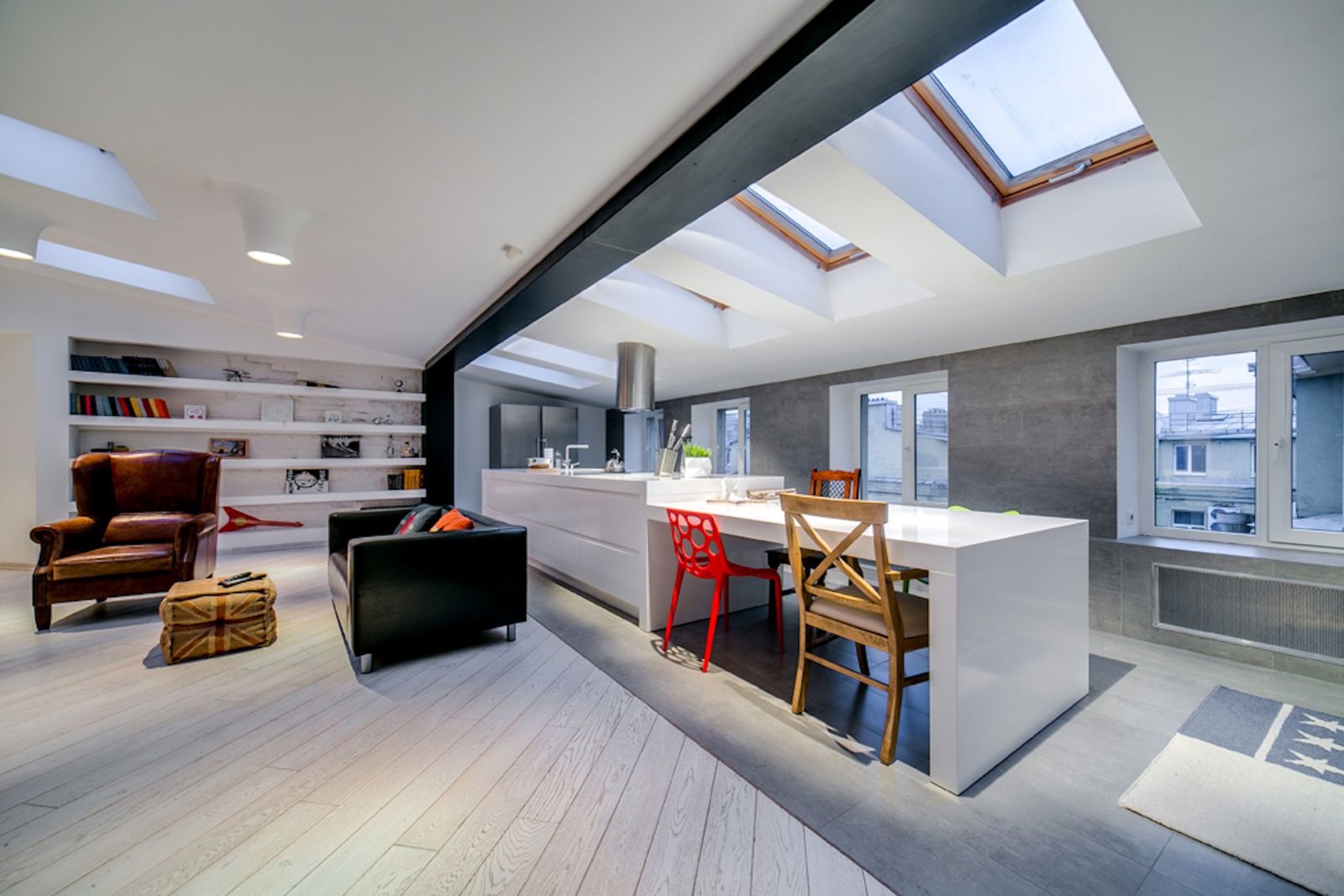 Grand loft éclairé par plusieurs fenêtres de toit : dimensionner une création selon la pièce