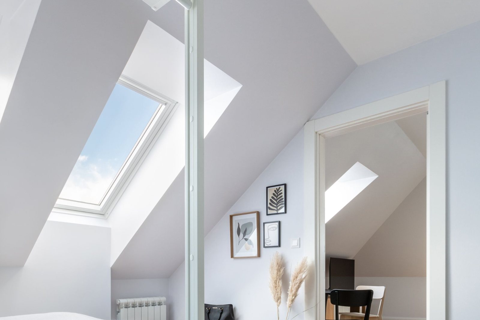 Chambre mansardée blanche, fenêtre de toit et porte ouverte — pose de Velux à Cesson-Sévigné par Avenir Eco Couverture