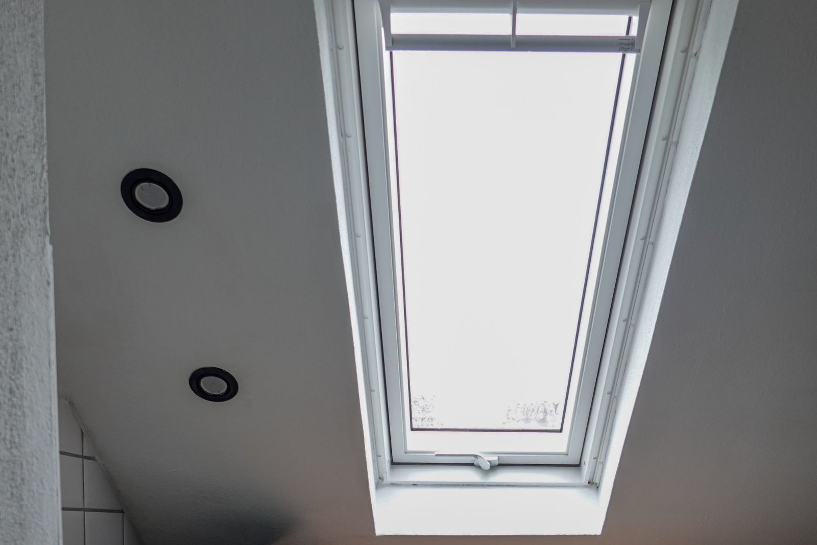 Cuisine aménagée sous les combles, éclairée par une fenêtre de toit blanche — pose de Velux à Saint-Grégoire par Avenir Eco Couverture