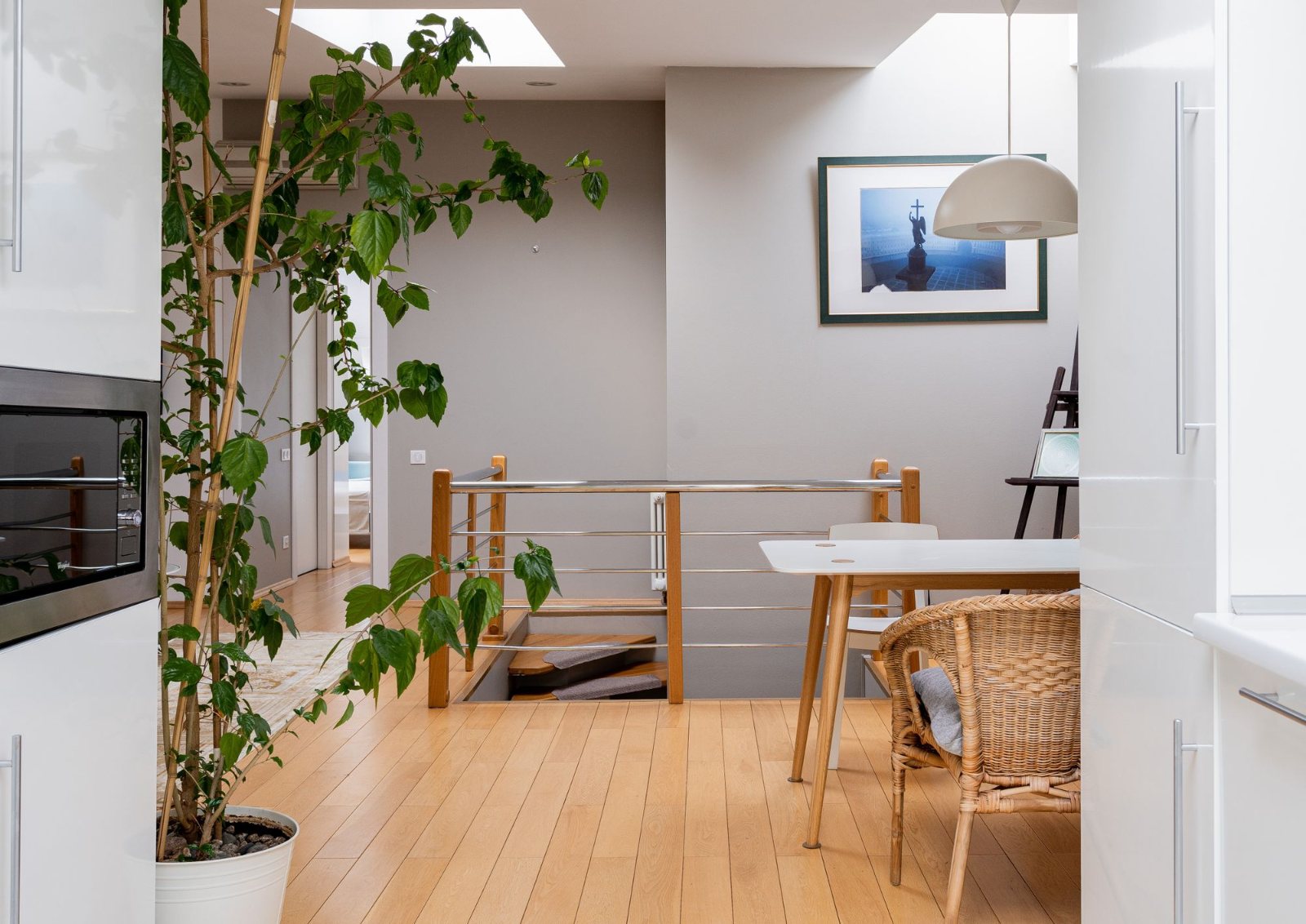 Pièce sous les combles avec une fenêtre de toit, des plantes et un coin repas — pose de Velux à Vezin-le-Coquet par Avenir Eco Couverture