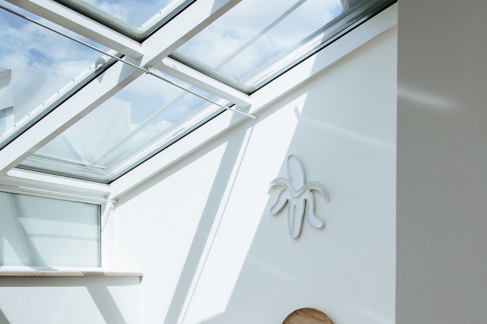 Combles clairs, deux fenêtres de toit jumelées et rayons de soleil — pose de Velux à Vern-sur-Seiche par Avenir Eco Couverture