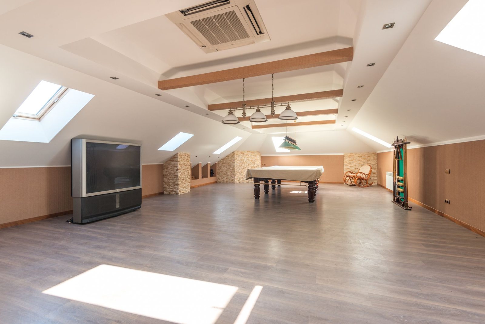 Grande pièce sous combles éclairée par plusieurs fenêtres de toit — pose de Velux à Mordelles par Avenir Eco Couverture