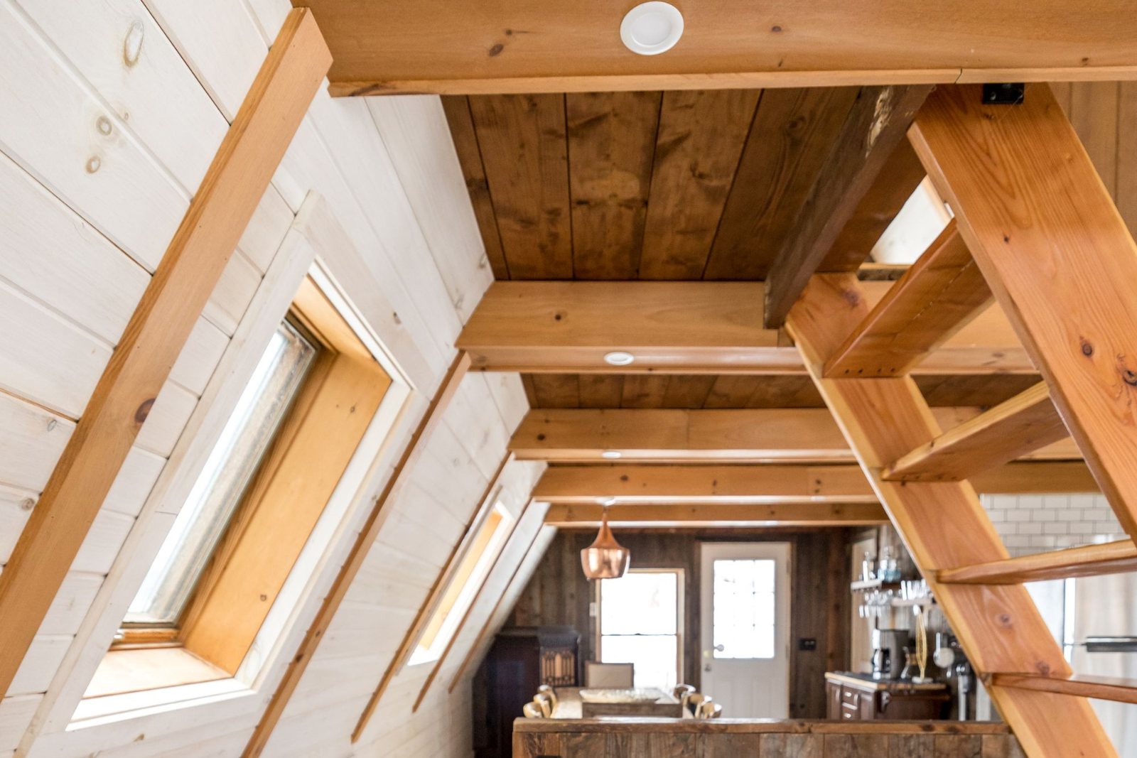 Combles en bois avec fenêtres de toit et escalier, ambiance rustique — pose de Velux à Acigné par Avenir Eco Couverture