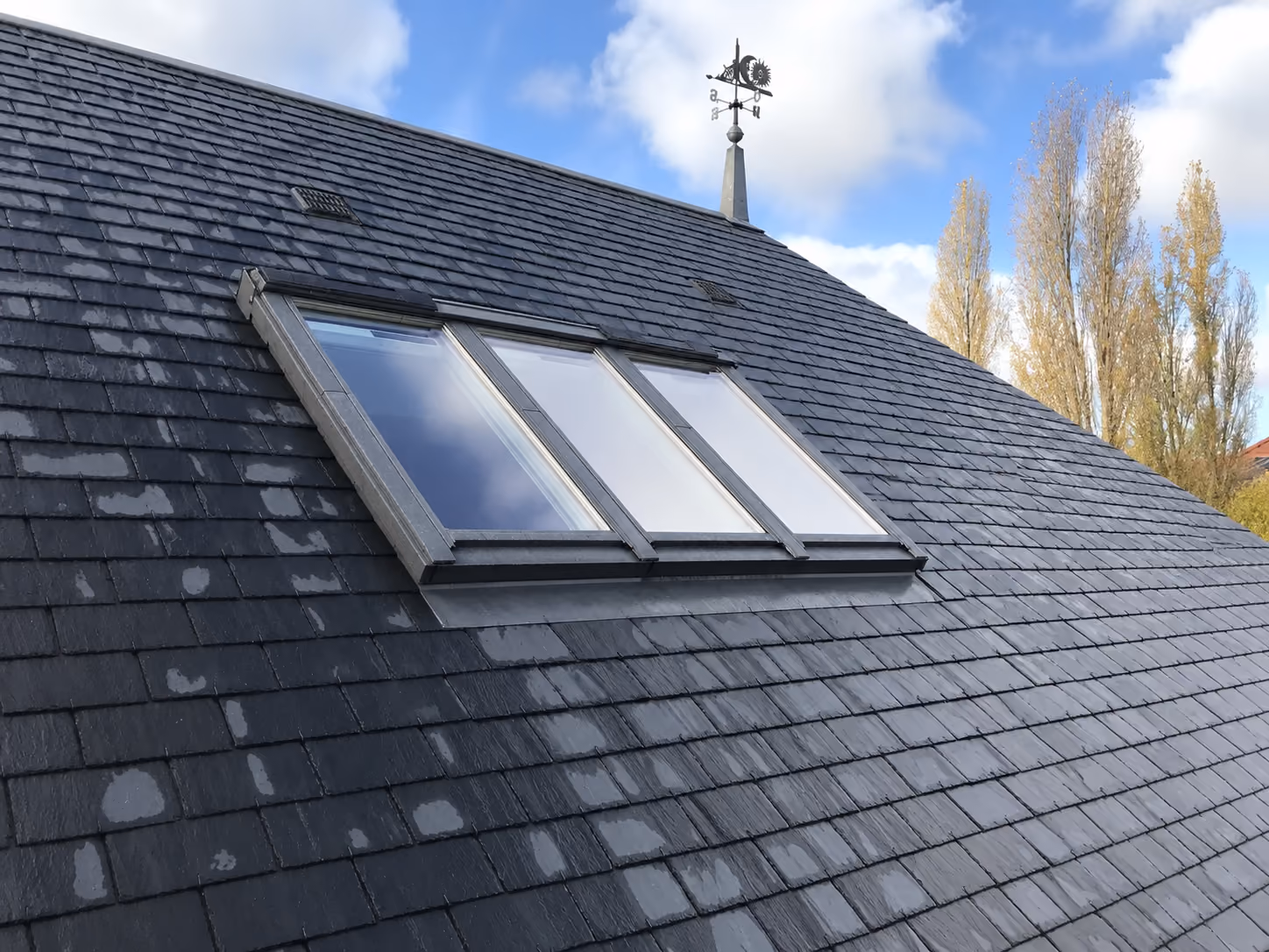 Remplacement d’un Velux GGU sur une toiture en ardoise à Thorigné-Fouillard par les couvreurs d’Avenir Eco Couverture