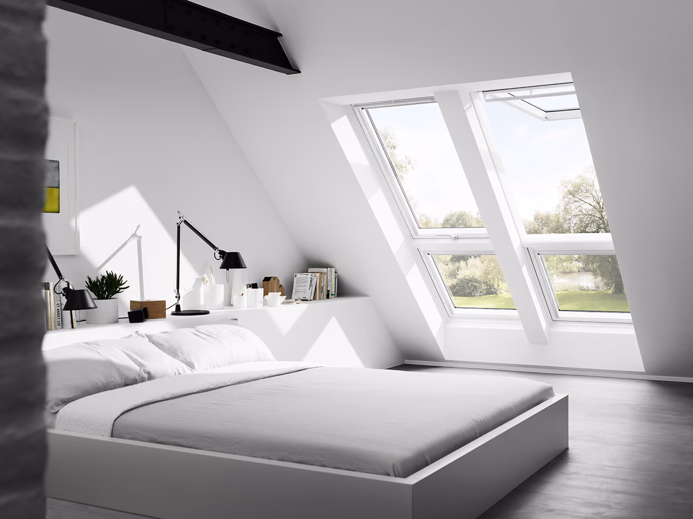 Verrière de trois fenêtres de toit VELUX créée dans des combles à Melesse par les couvreurs d’Avenir Eco Couverture