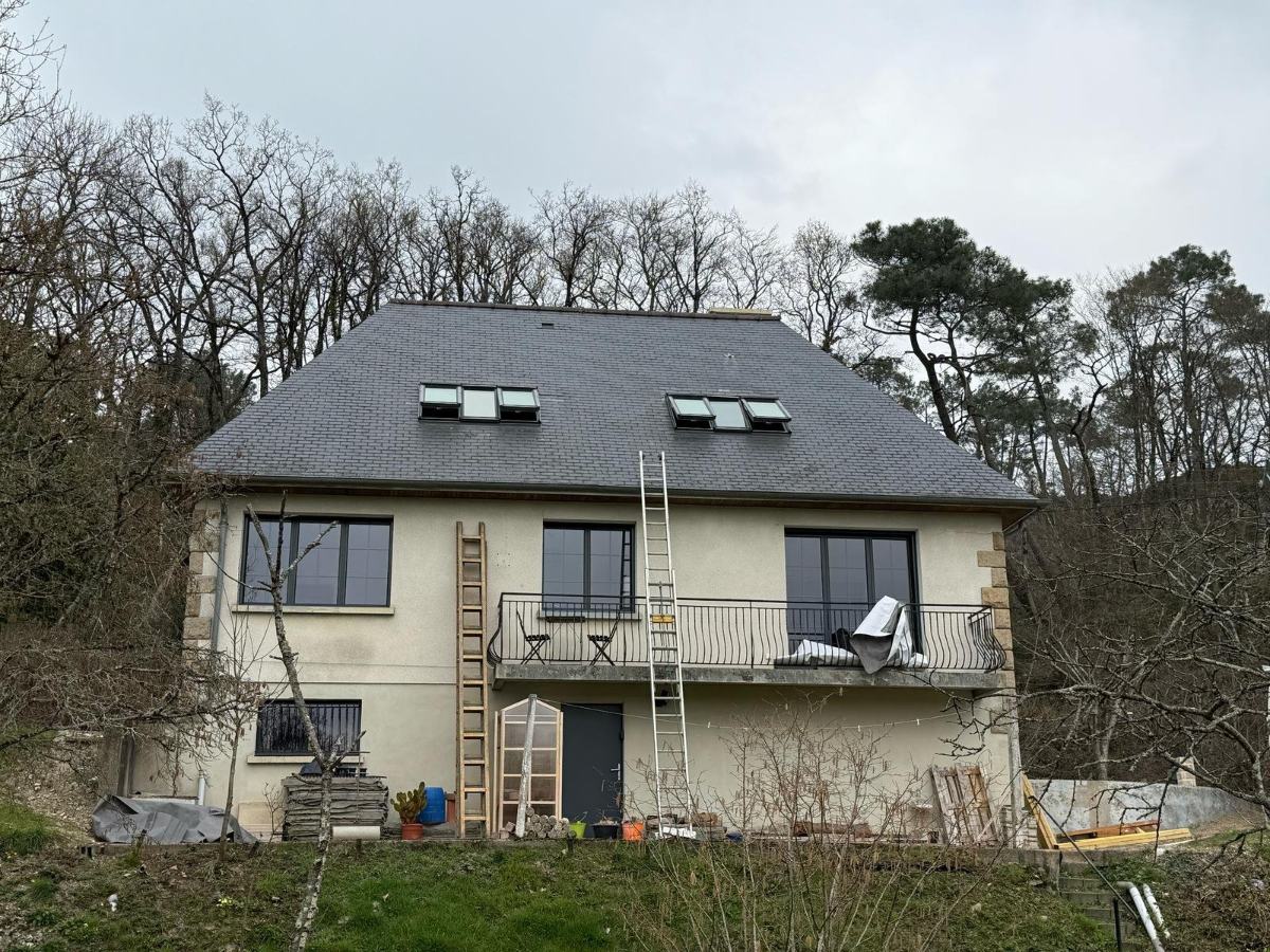 Six fenêtres de toit VELUX alignées sur une couverture en ardoise à Melesse