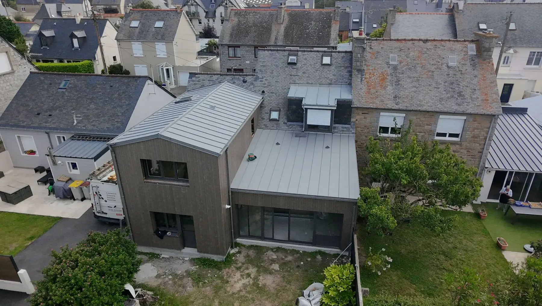 Extension couverte en zinc à joint debout vue du ciel, entre les toitures en ardoise — Ille-et-Vilaine