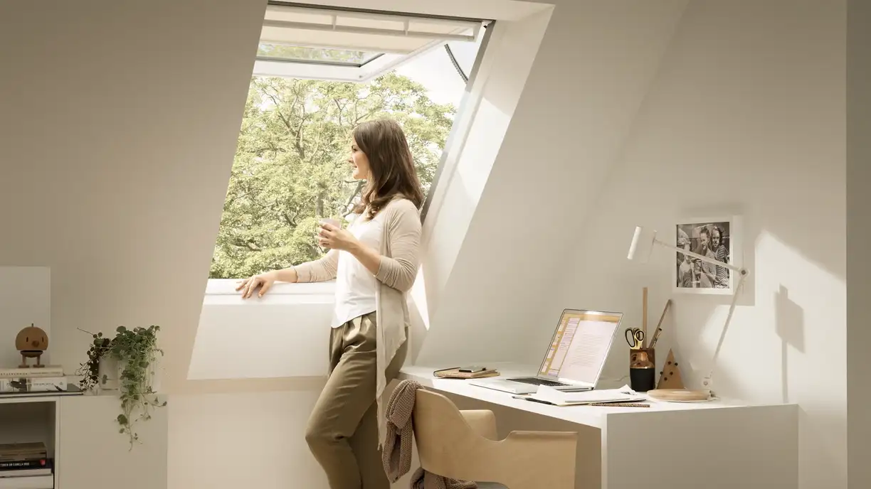 Fenêtre de toit VELUX GGU neuve et son raccord d’étanchéité pour ardoise à Thorigné-Fouillard