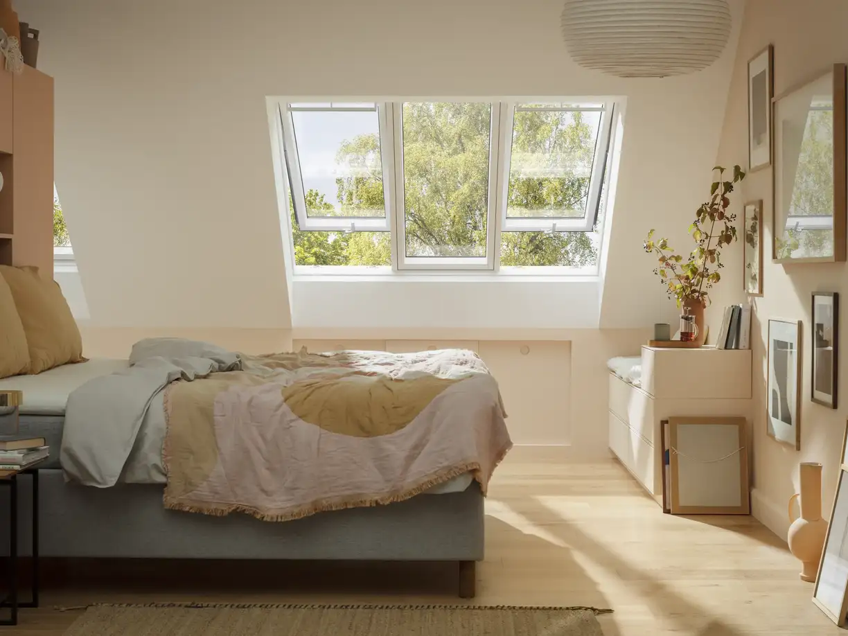 Six fenêtres de toit VELUX alignées en deux combinaisons sur une toiture en ardoise à Melesse, posées par Avenir Eco Couverture