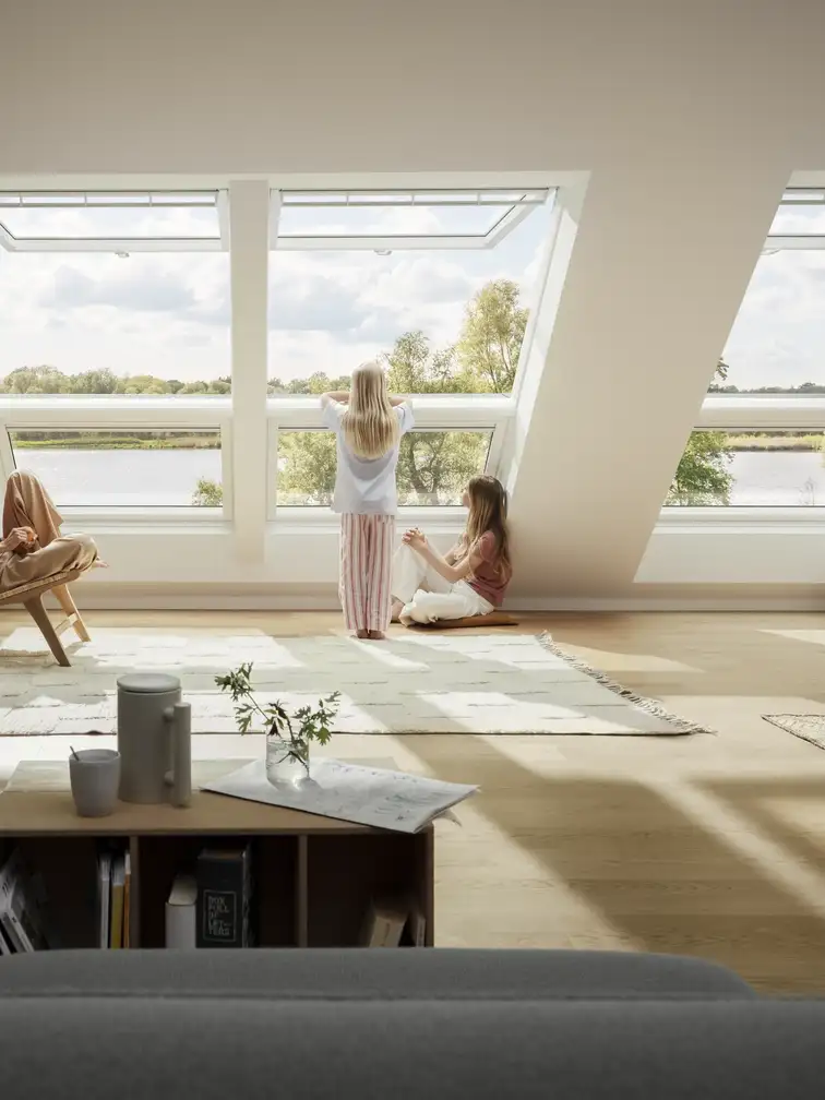 Verrière plane VELUX ouvrant la pièce du plafond jusqu’au sol