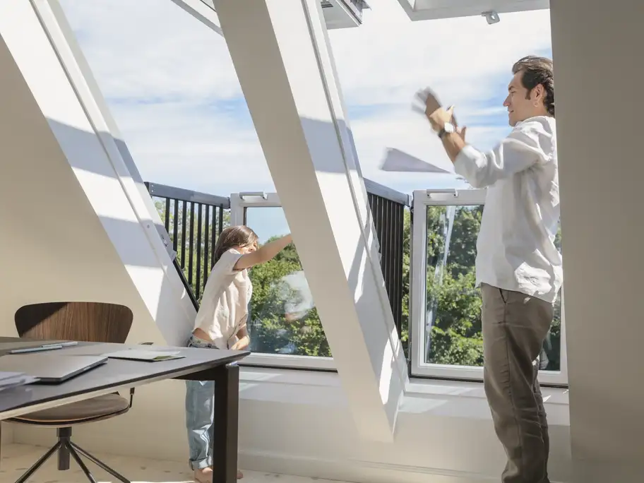 Verrière balcon VELUX déployée en auvent et garde-corps