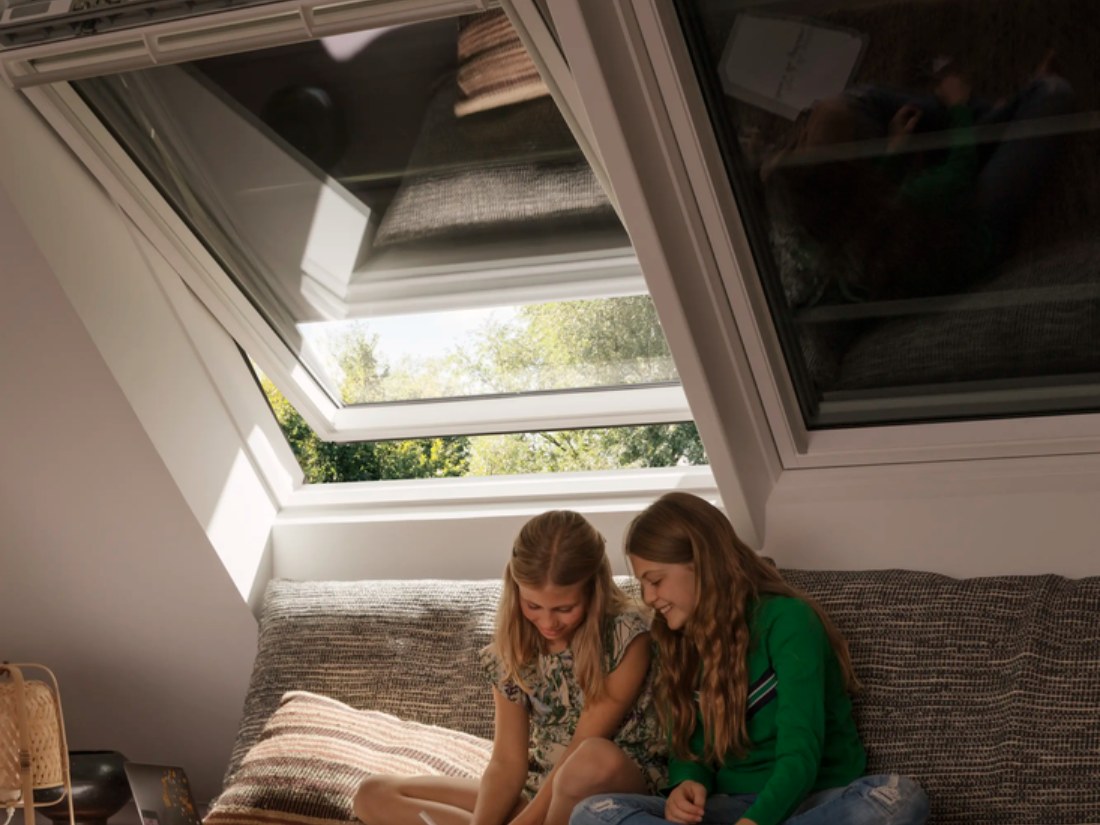 Pièce sous combles éclairée par des fenêtres de toit VELUX