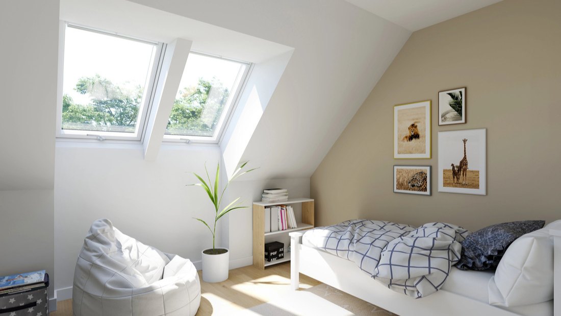 Deux fenêtres de toit VELUX côte à côte dans une chambre d'enfant sous combles