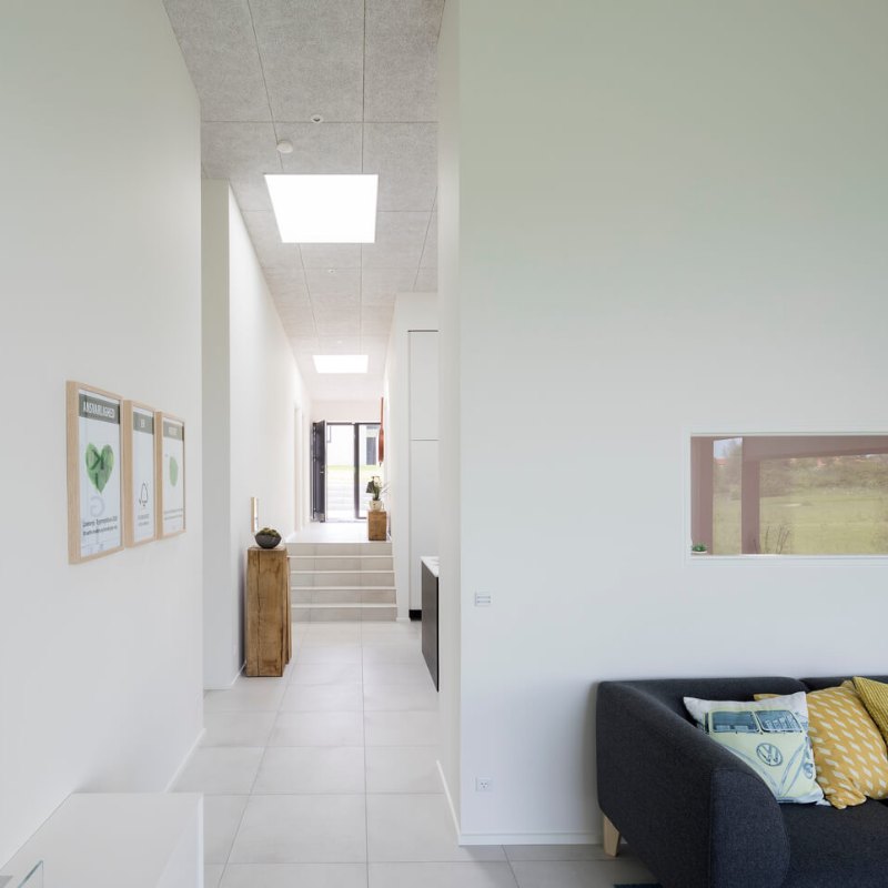 Palier et cage d’escalier éclairés par une fenêtre de toit en partie haute