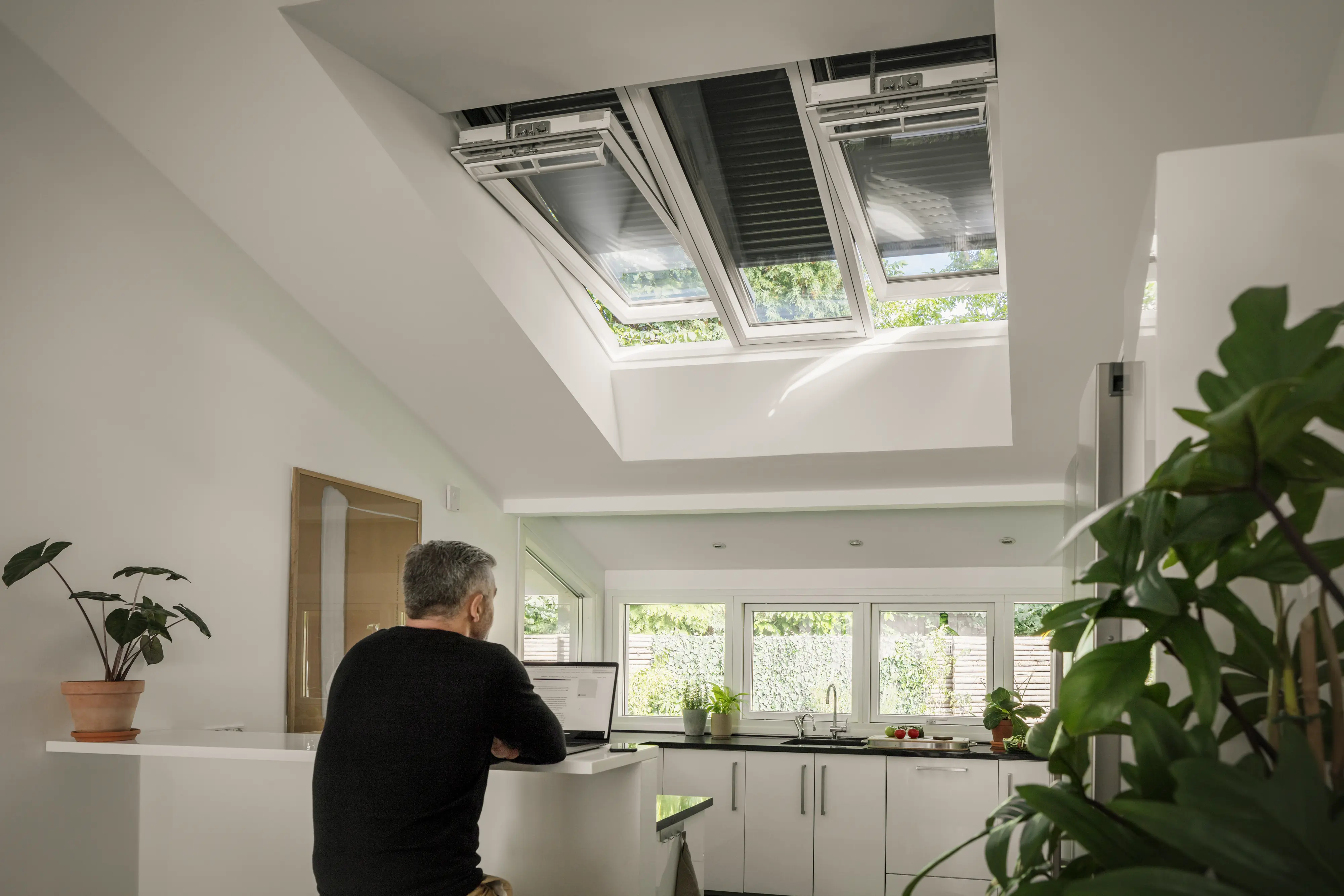 Lumière du soleil filtrée par un store, ombres douces dans la pièce : l’effet d’un store pare-soleil extérieur