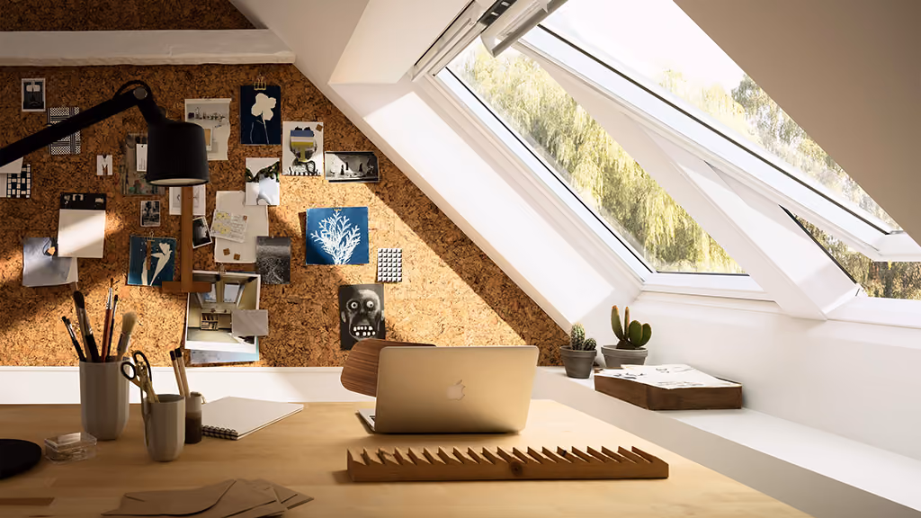 Chambre sous combles éclairée par trois fenêtres de toit VELUX jumelées côte à côte