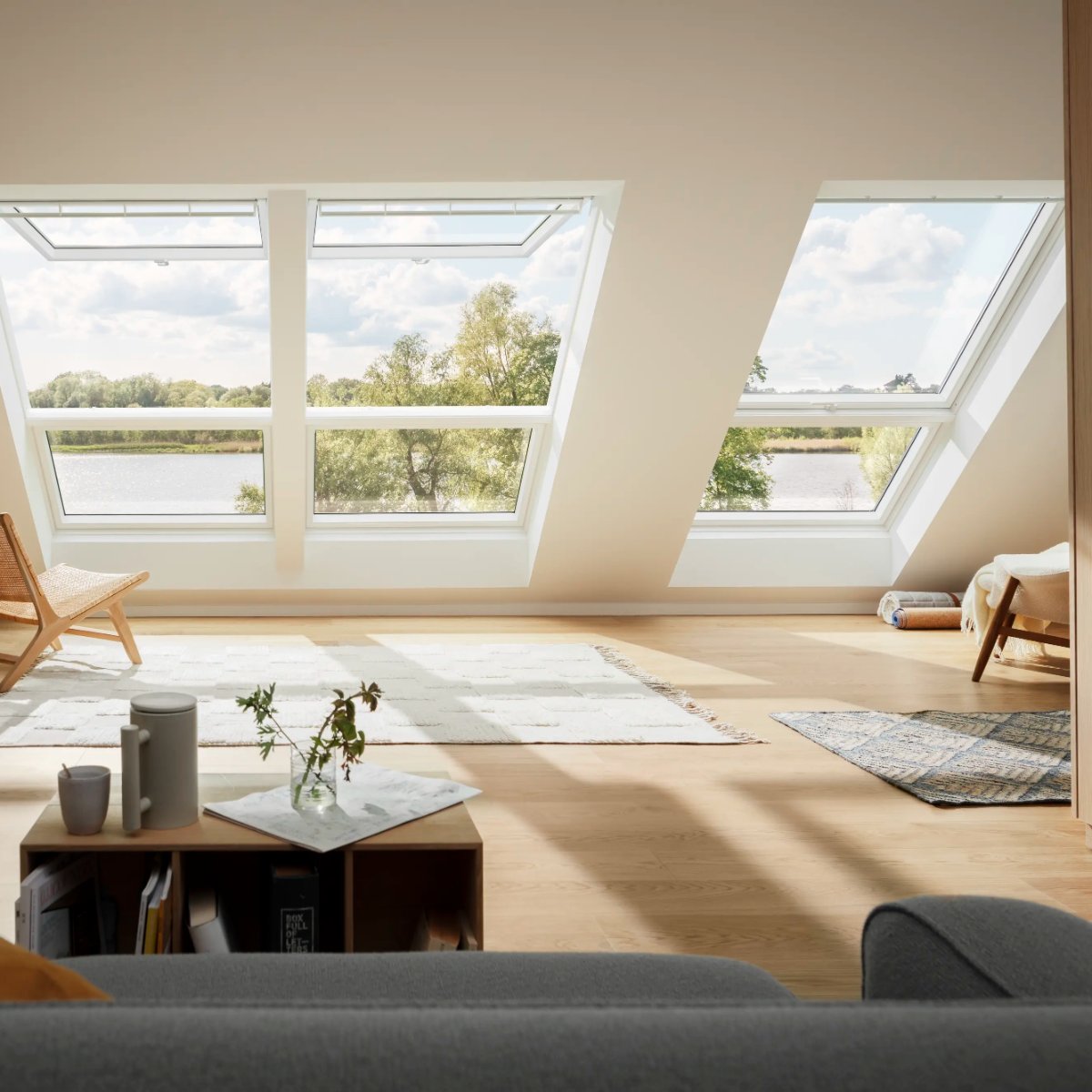 Séjour sous combles avec deux verrières planes VELUX côte à côte