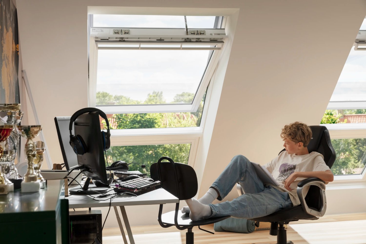 Bureau sous rampant avec une verrière plane VELUX ouvrant la vue du plafond jusqu’au plancher