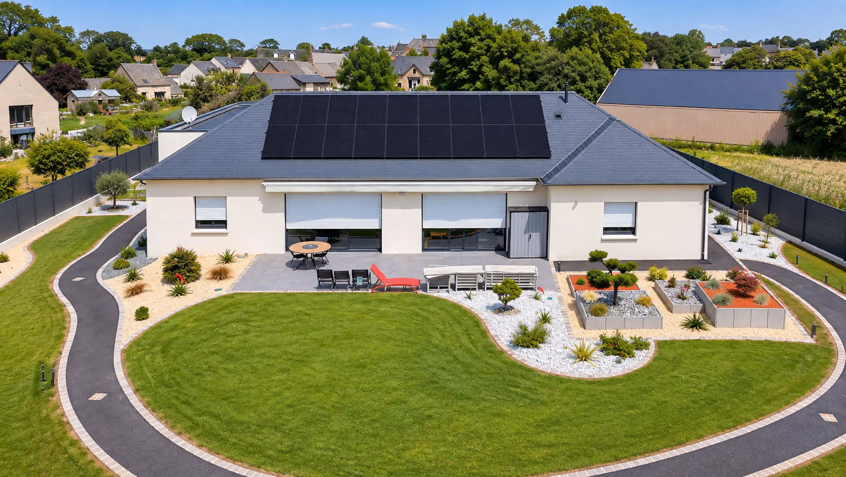 Toiture en ardoise équipée de panneaux photovoltaïques par le groupe Avenir Eco en Bretagne