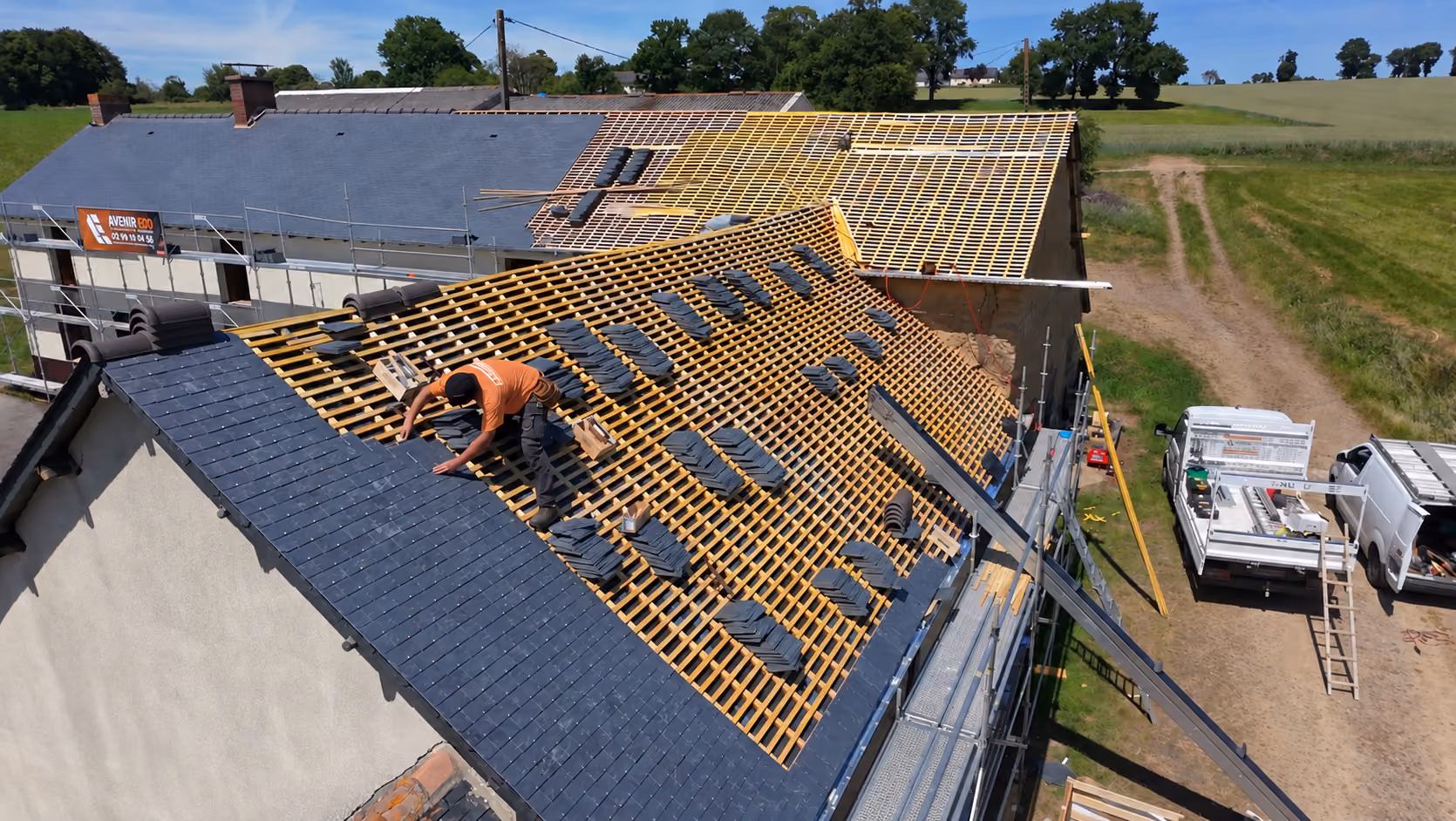 Couvreur Avenir Eco posant des fenêtres de toit VELUX sur une toiture en ardoise près de Rennes