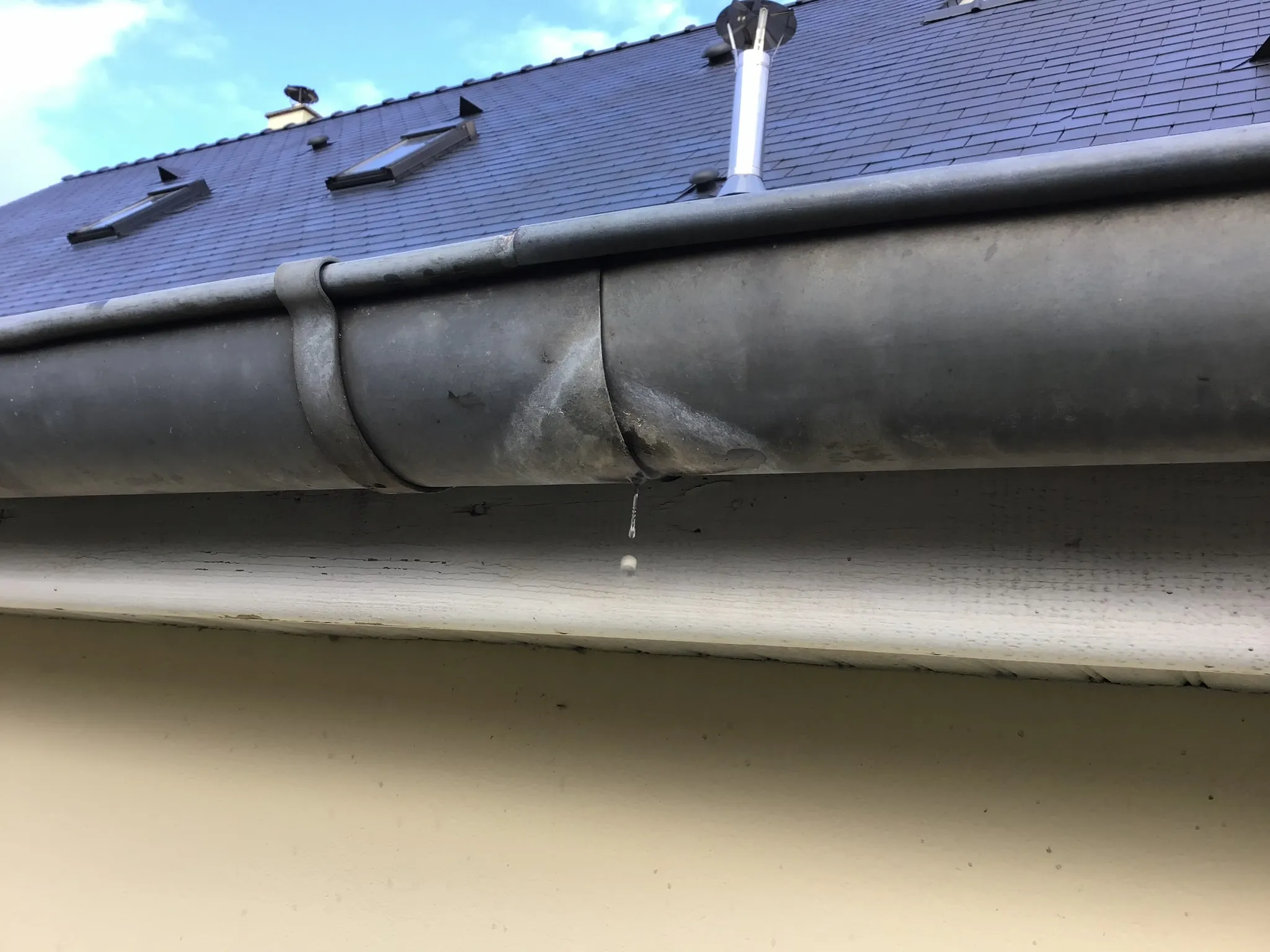 Fuite sur une gouttière en zinc soudé, joint à reprendre, sur une maison en Ille-et-Vilaine
