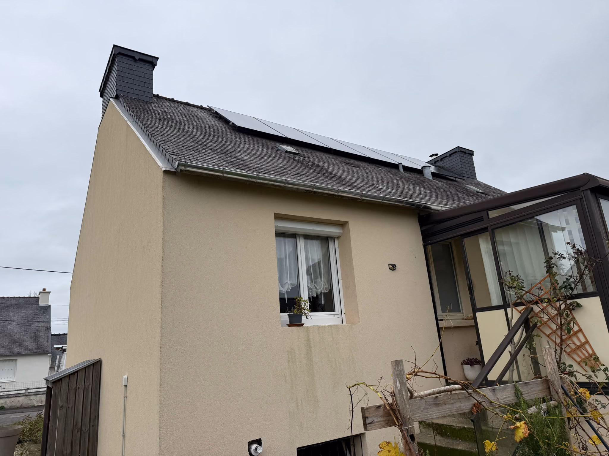 Remplacement de huit Velux et d’une verrière mansarde sur une toiture en ardoise à La Mézière