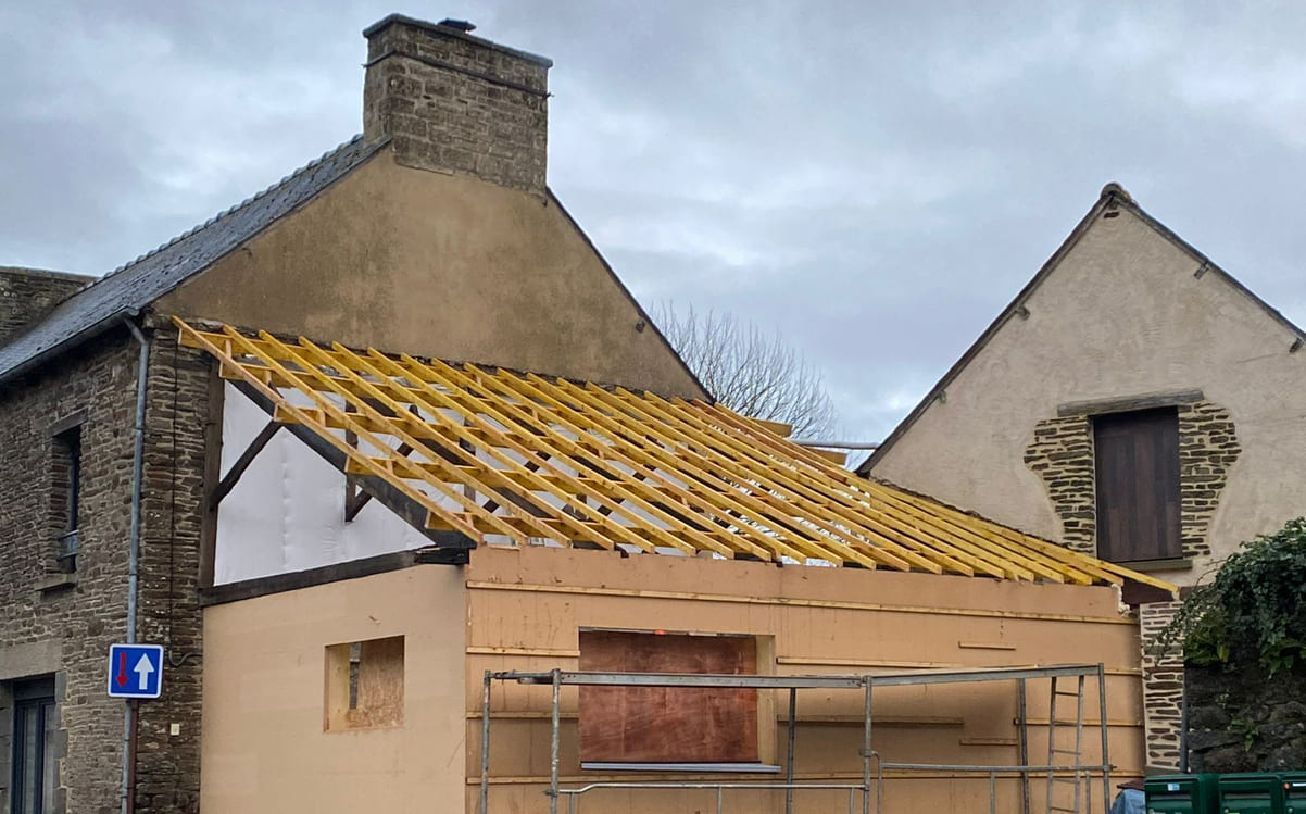 Couvreur sur une toiture en ardoise fibre-ciment en Ille-et-Vilaine