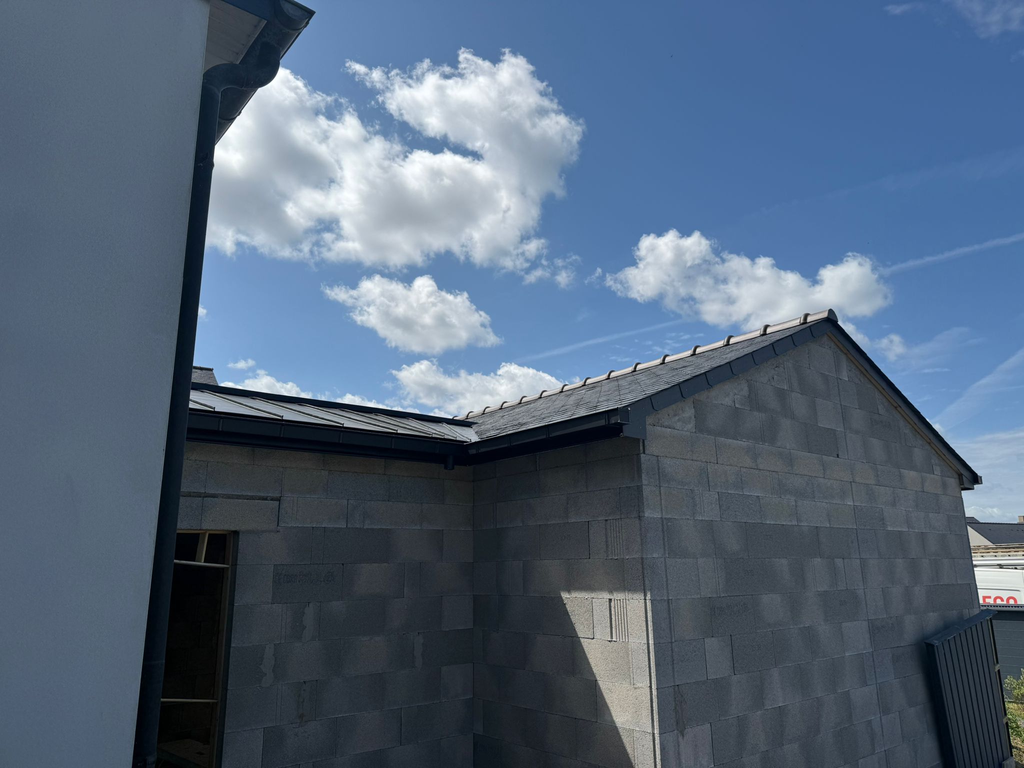 Toiture de l’extension en ardoise et zinc vue depuis la maison — Saint-Malo