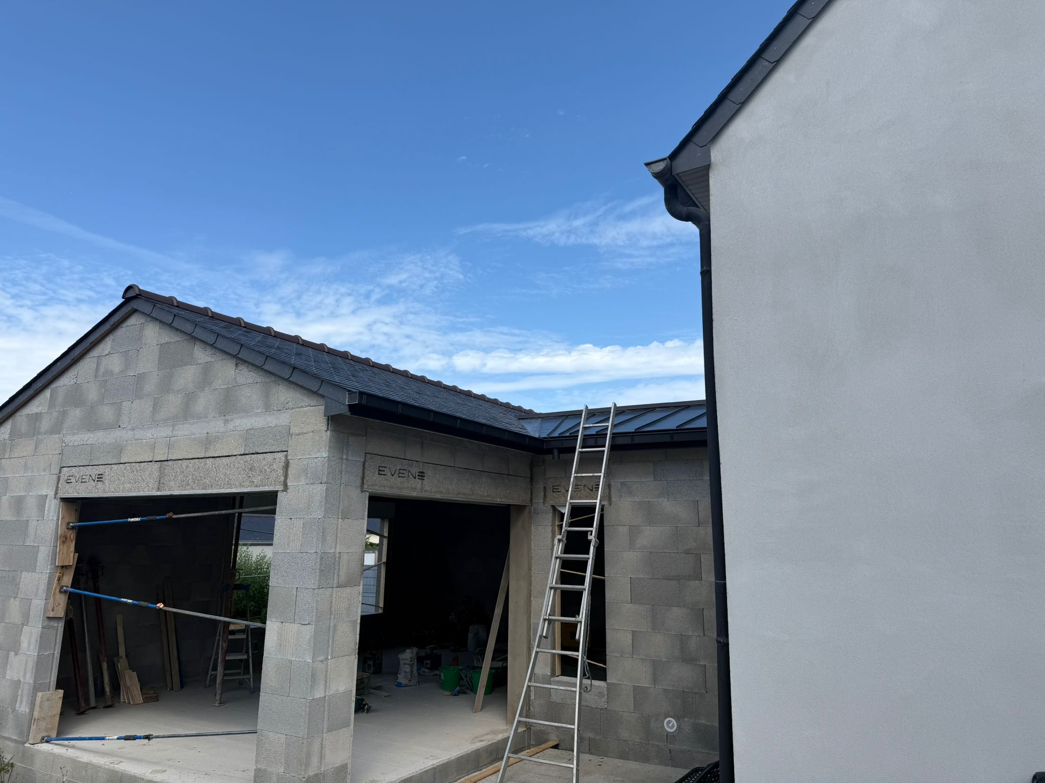 Couverture ardoise de l’extension et raccord zinc contre la maison — Saint-Malo