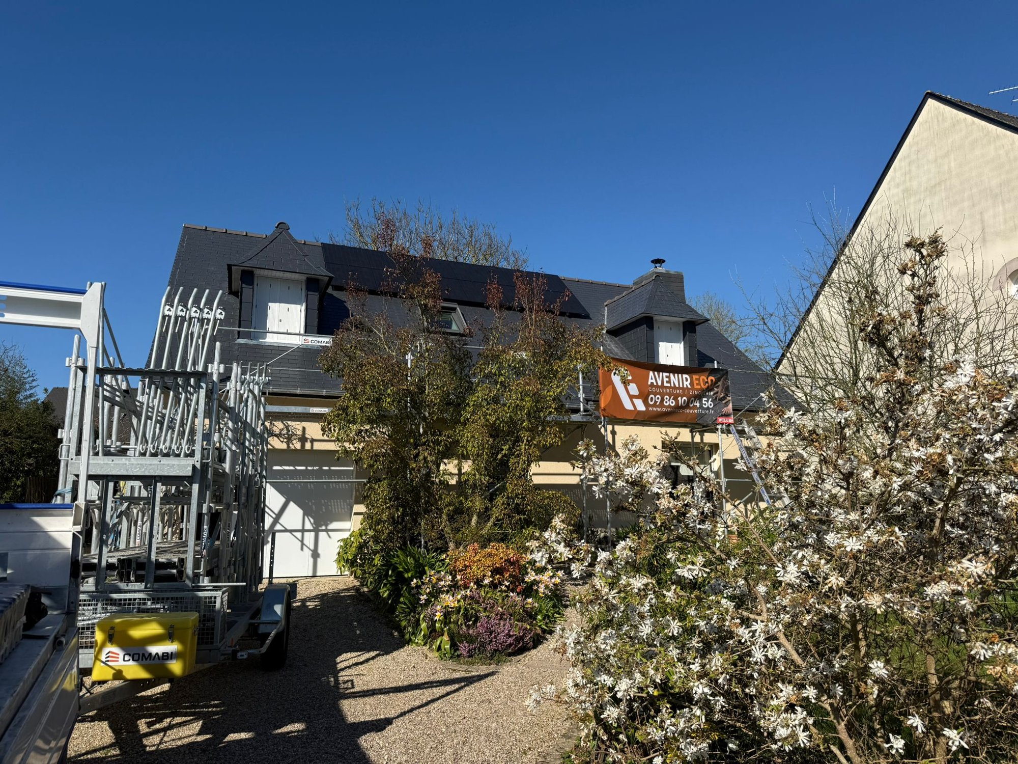 Après : toiture ardoise, Velux et panneaux solaires vus depuis l’allée — La Mézière