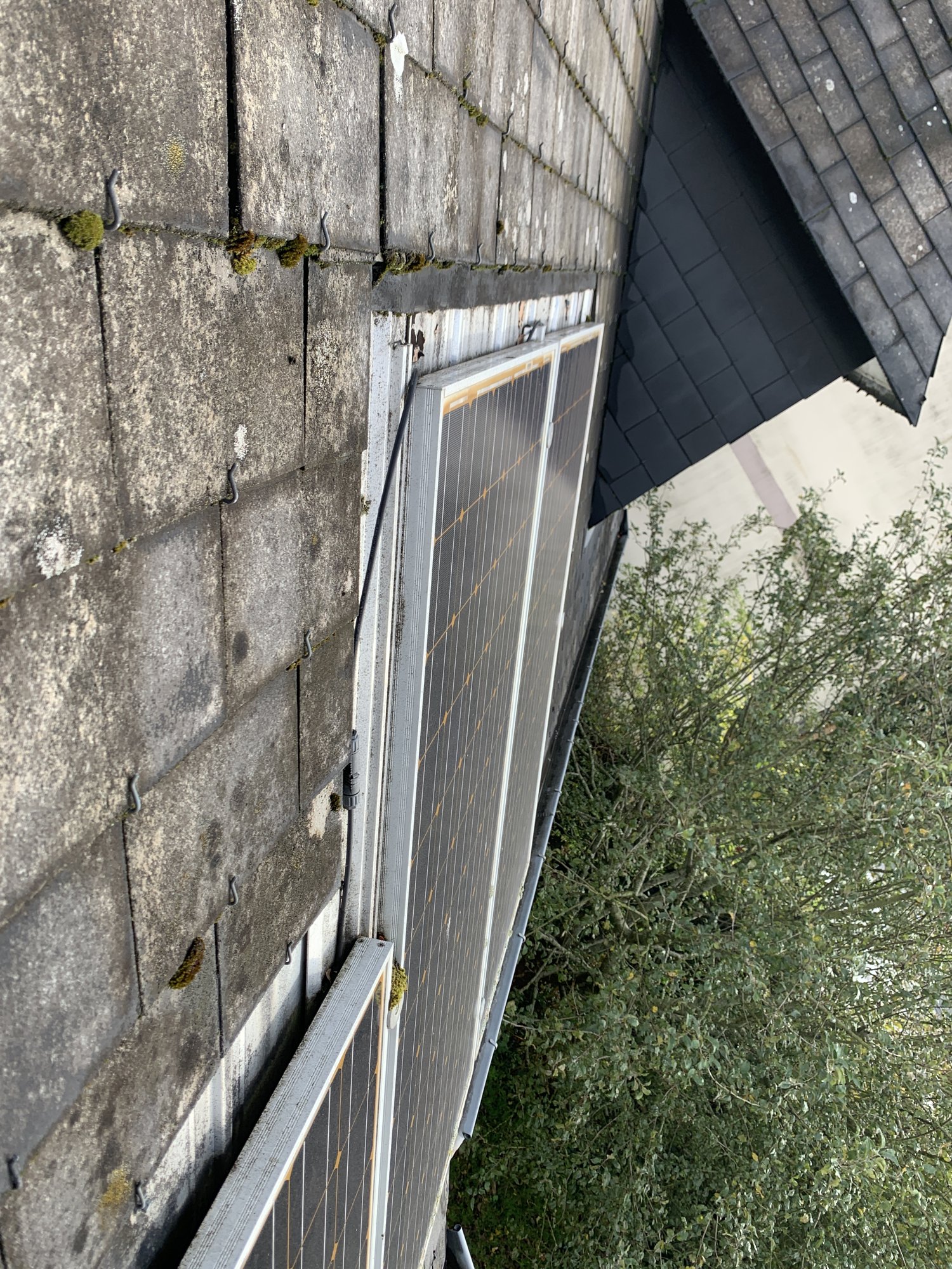 Avant : ardoises délitées et crochets rouillés au bord des anciens panneaux — La Mézière