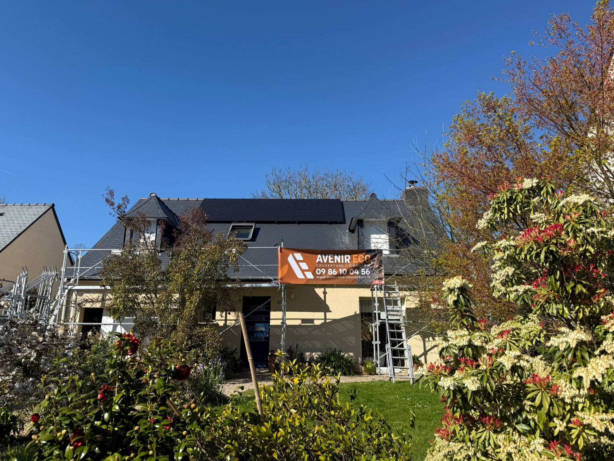 Après : la toiture ardoise neuve vue depuis le jardin — La Mézière