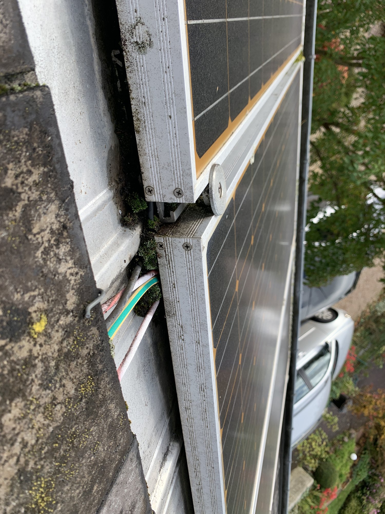 Avant : mousse et câbles sous les cadres des anciens panneaux solaires — La Mézière
