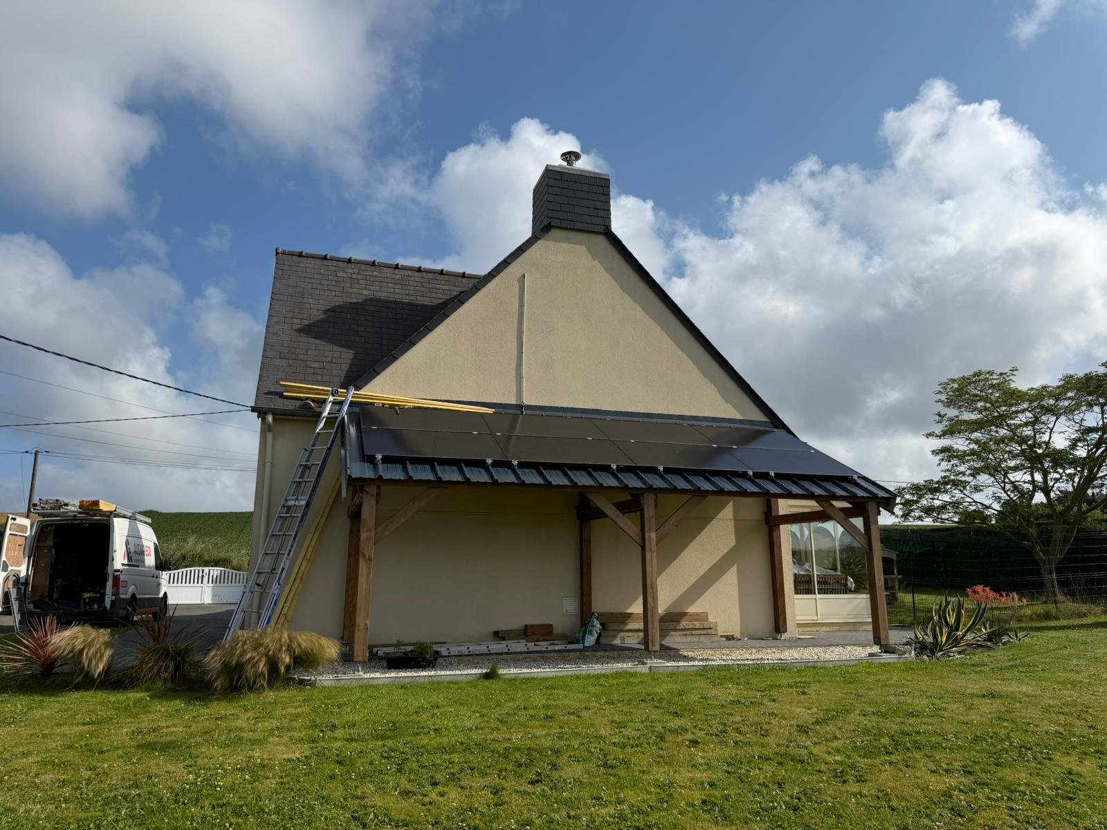 Avant : pignon en enduit exposé au vent, au-dessus de l’auvent à panneaux solaires — Saint-Méloir-des-Ondes
